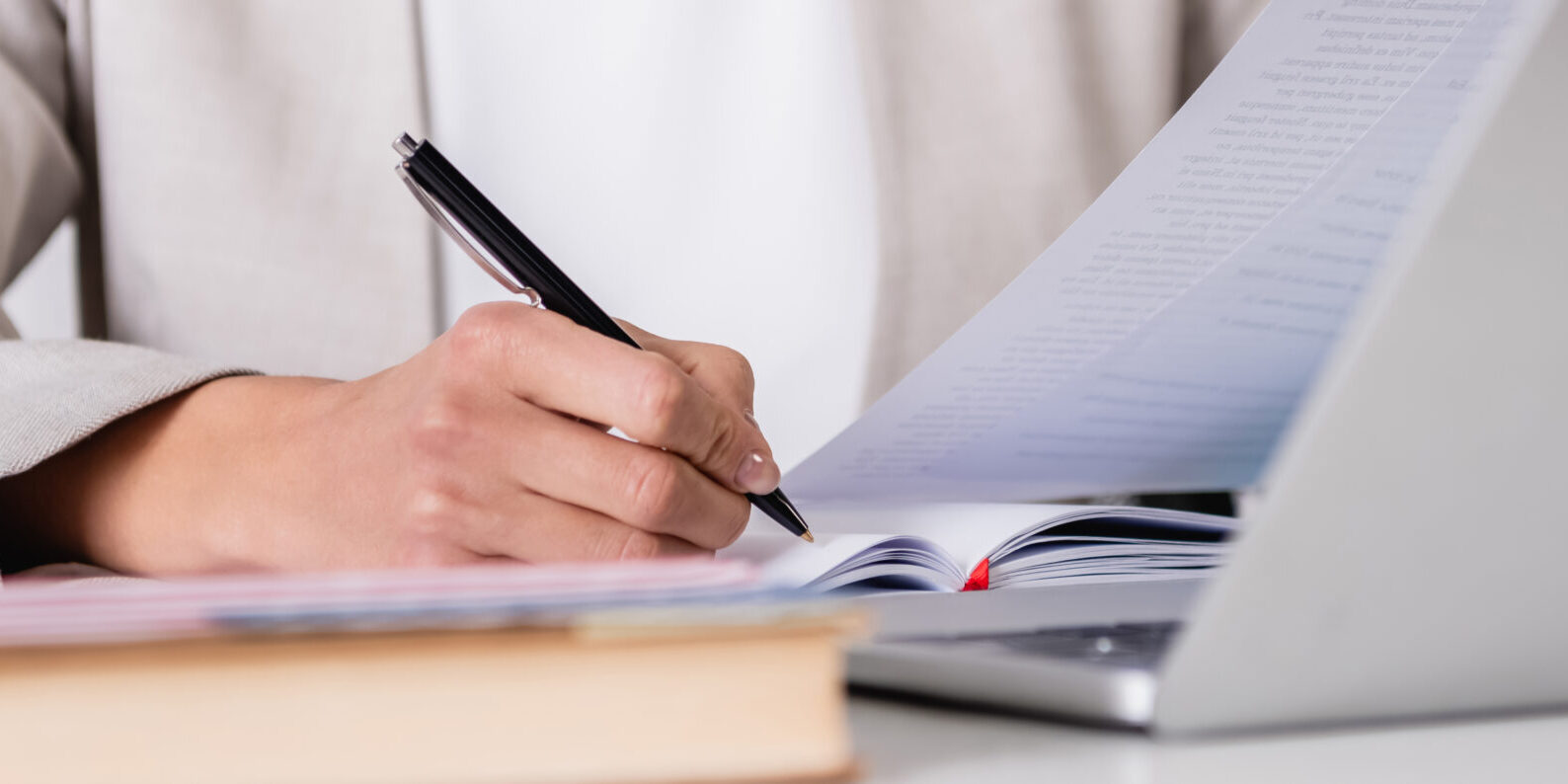 Переводчик right. Man writing Notes. Записывает ручка ежедневник. Рука писать Франция. Ретро фото записывает в блокнот.